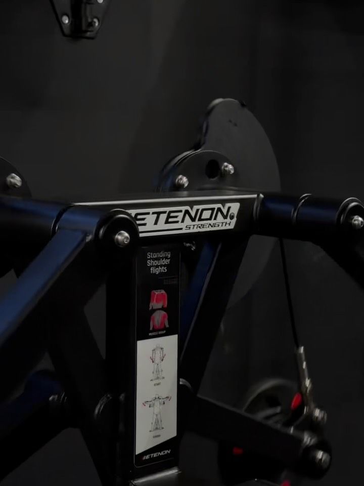 Máquina Etenon para entrenar hombros en ElitePro Gym