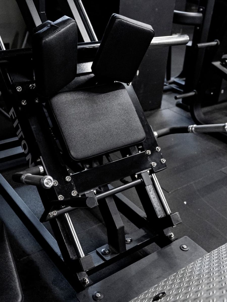 Hack squat en la sala de ElitePro Gym