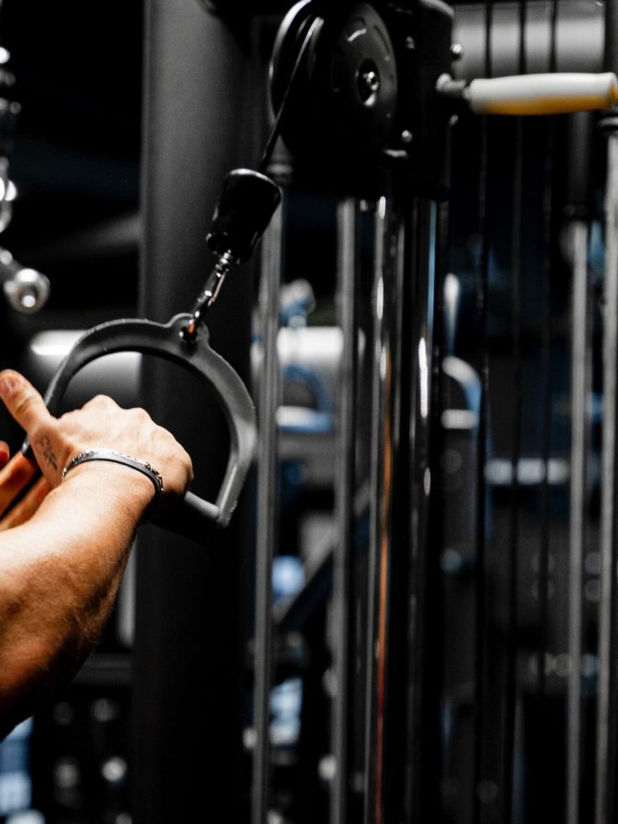 Estación de poleas en la sala de ElitePro Gym
