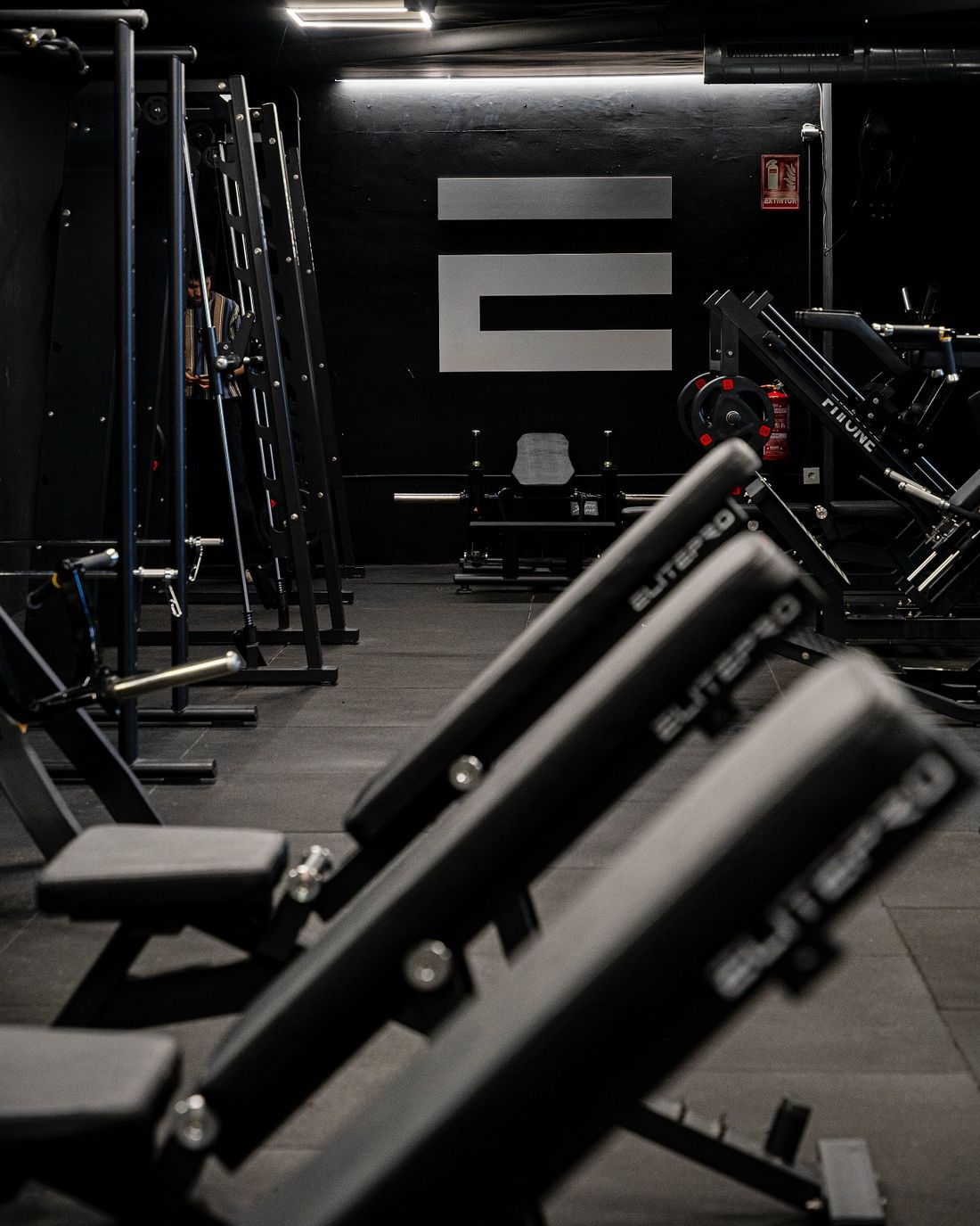 Sala de ElitePro con su emblema en la pared